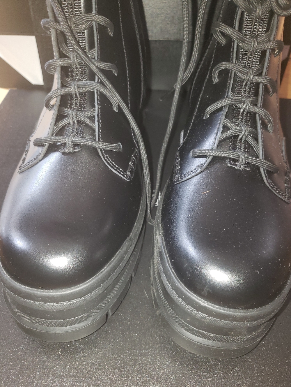 NWoB UGG black Leather Platform Combat Lace Up Zipper Side 80% Wool Lining Boots